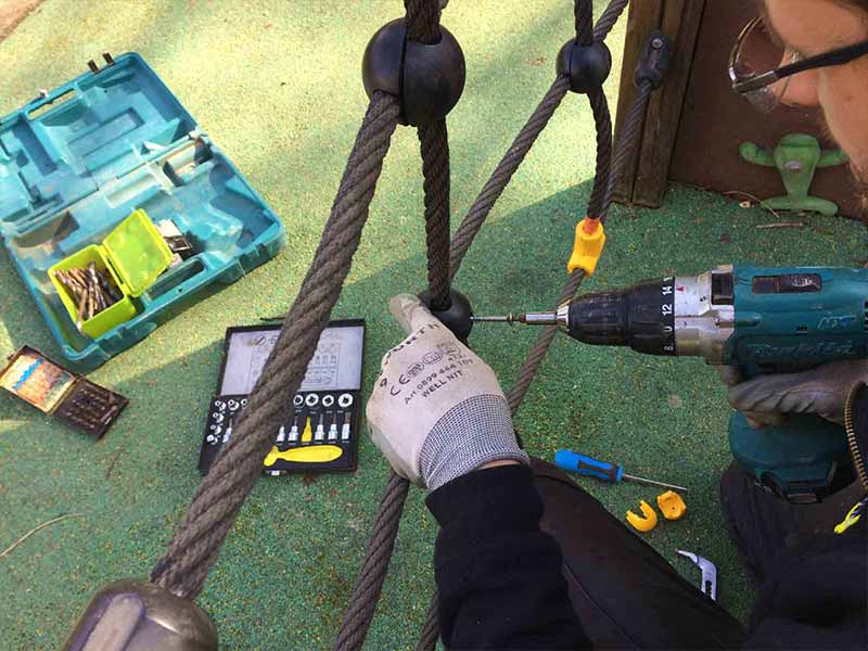 Réparation d'un cordage sur une structure d'aire de jeux