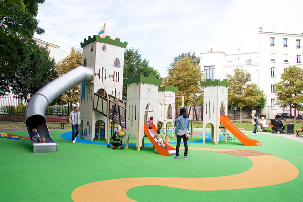 Aire de jeux thématique d'extérieur dans le Parc du Château de Suresnes - Structure de jeu et sol souple