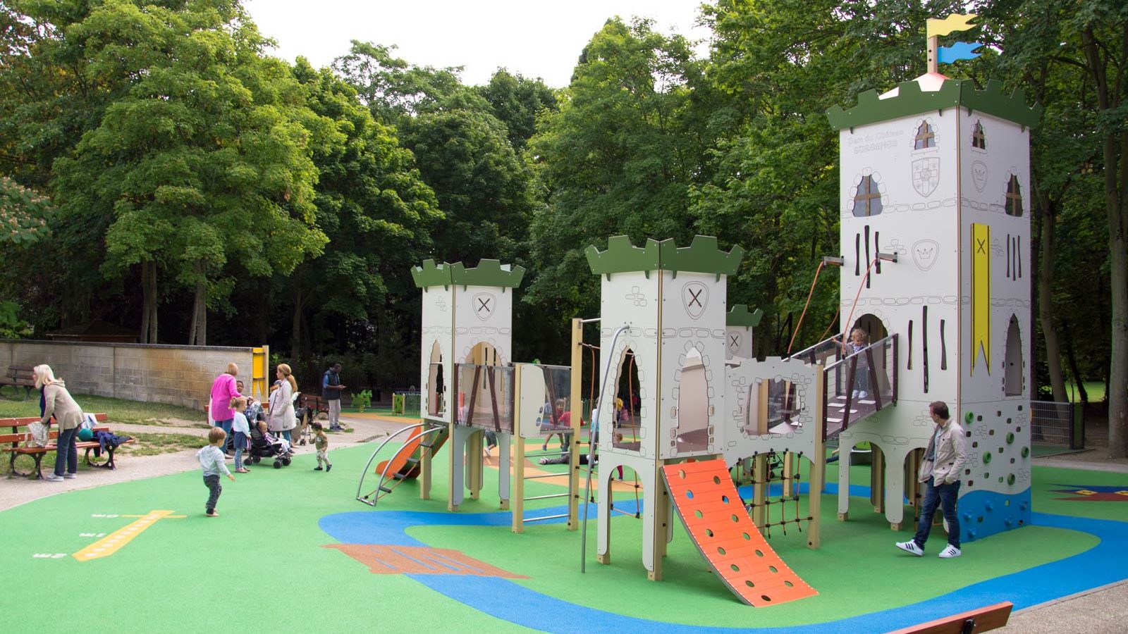 Aire de jeux thématique d'extérieur dans le Parc du Château de Suresnes - Structure de jeu et sol souple