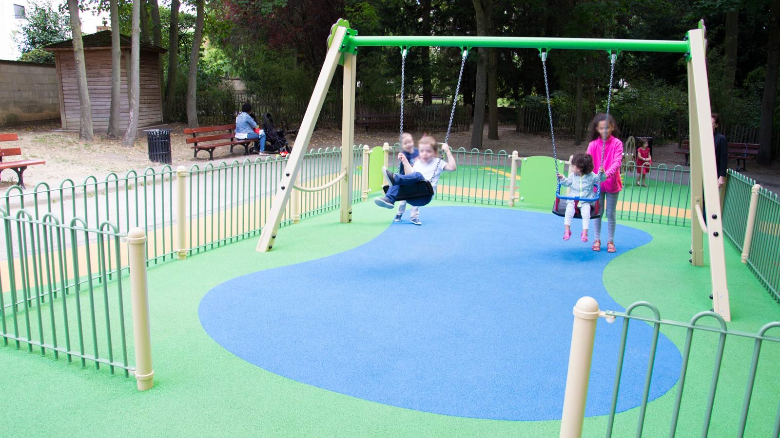 Aire de jeux thématique d'extérieur dans le Parc du Château de Suresnes - Structure de jeu et sol souple