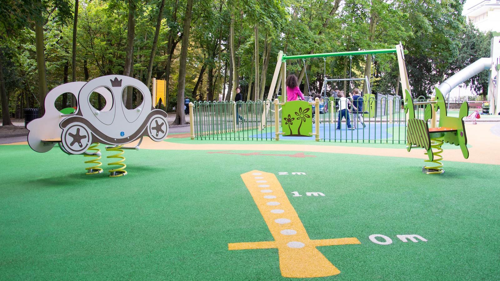 Aire de jeux thématique d'extérieur dans le Parc du Château de Suresnes - Structure de jeu et sol souple