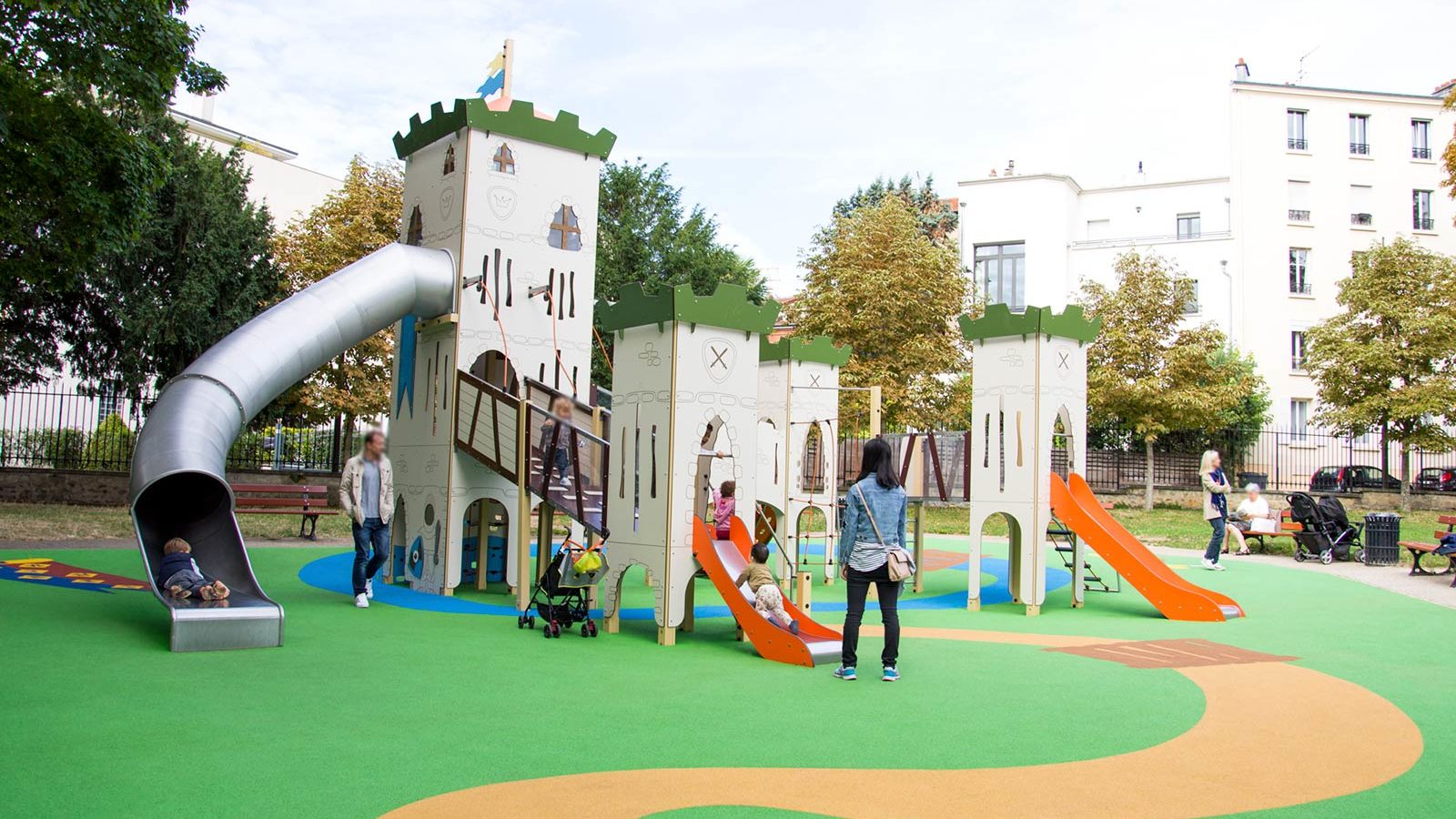 Aire de jeux thématique d'extérieur dans le Parc du Château de Suresnes - Structure de jeu et sol souple