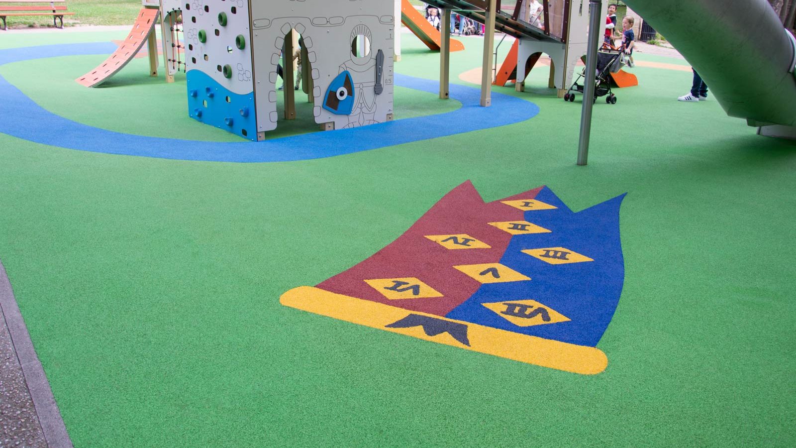 Aire de jeux thématique d'extérieur dans le Parc du Château de Suresnes - Structure de jeu et sol souple