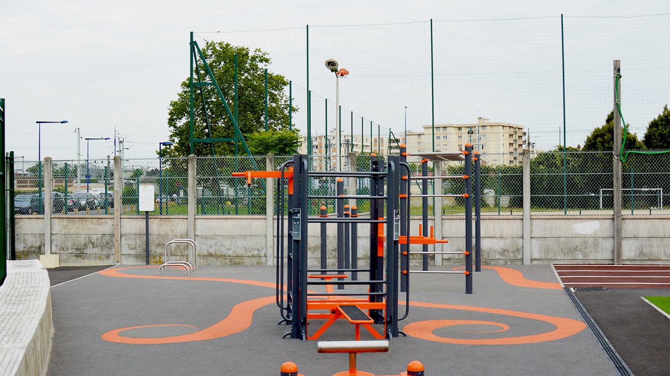 Equipements sportifs : Agrès de street-workout et sur sol souple à motifs