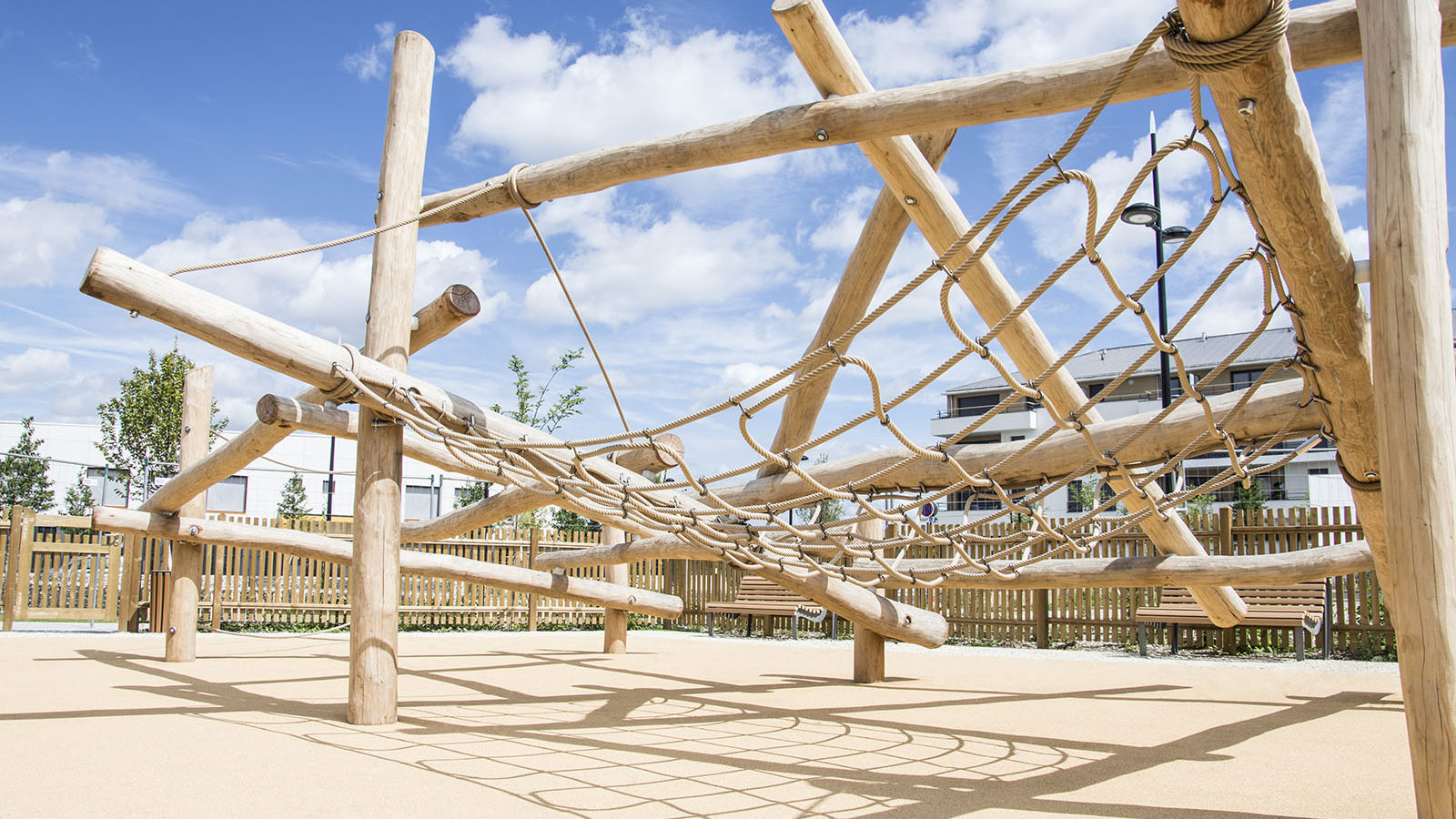 Mikado en bois naturel et cordages sur sol souple à Villecresnes