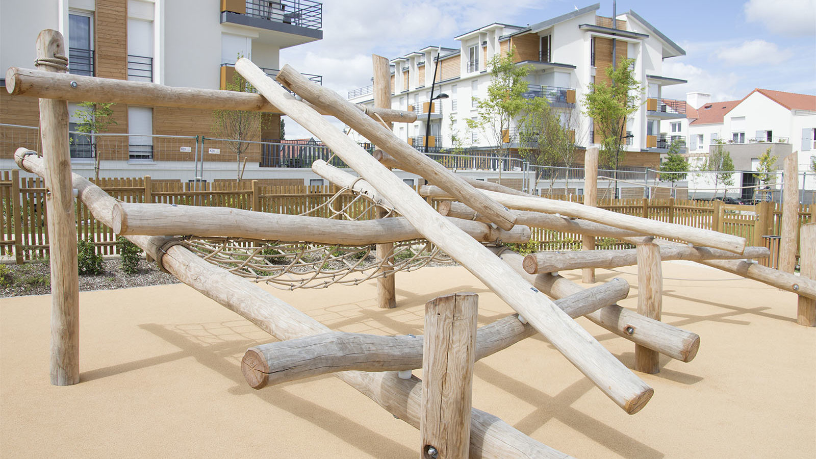Mikado en bois naturel et cordages sur sol souple à Villecresnes