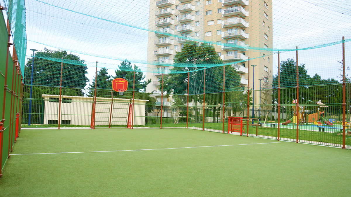 Multisports avec filet pare-ballon et gazon synthétique installés à Drancy