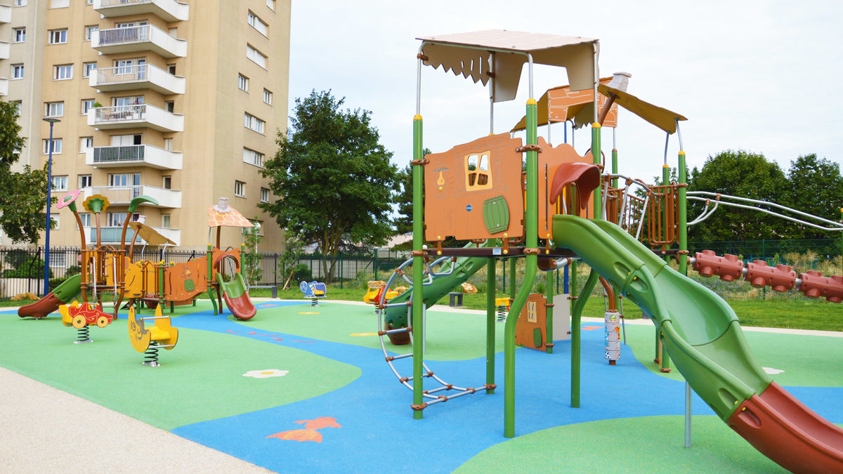Aire de jeux d'extérieur avec plusieurs structures de jeux et sol souple à motifs installée à Drancy