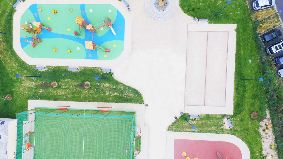 Multisports avec filet pare-ballon et gazon synthétique, fitness et aire de jeux à Drancy