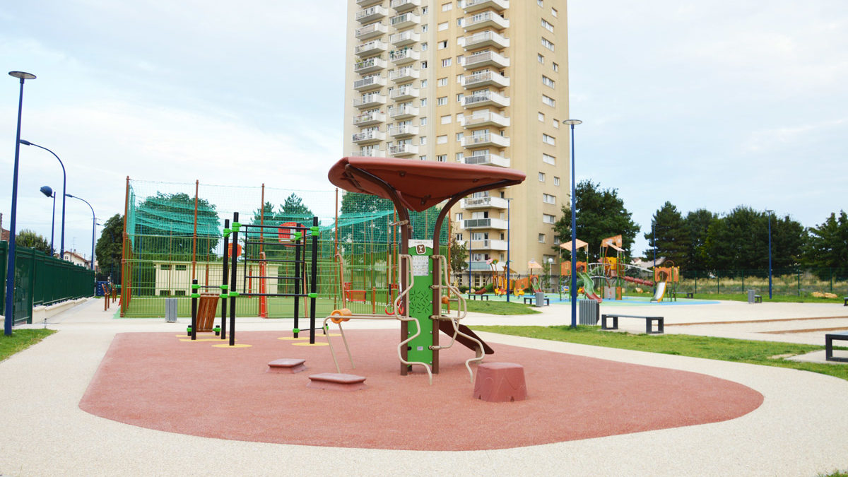 Multisports avec filet pare-ballon et gazon synthétique, fitness et aire de jeux à Drancy