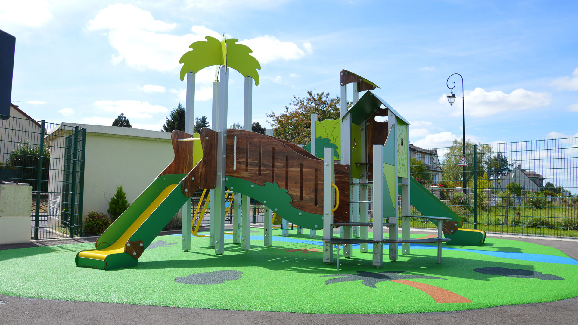 Aire de jeux thématique Jungle Luxuriante à Châtres, avec palmiers, rivière et petit singe en motifs de sol souple