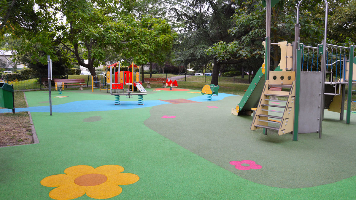 Aire de jeux thématique d'extérieur pour les enfants de Sartrouville avec sol souple