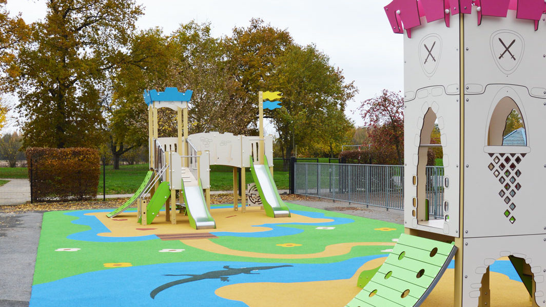 Aire de jeux thématique d'extérieur pour les enfants de Bailly-Romainvilliers avec sol souple
