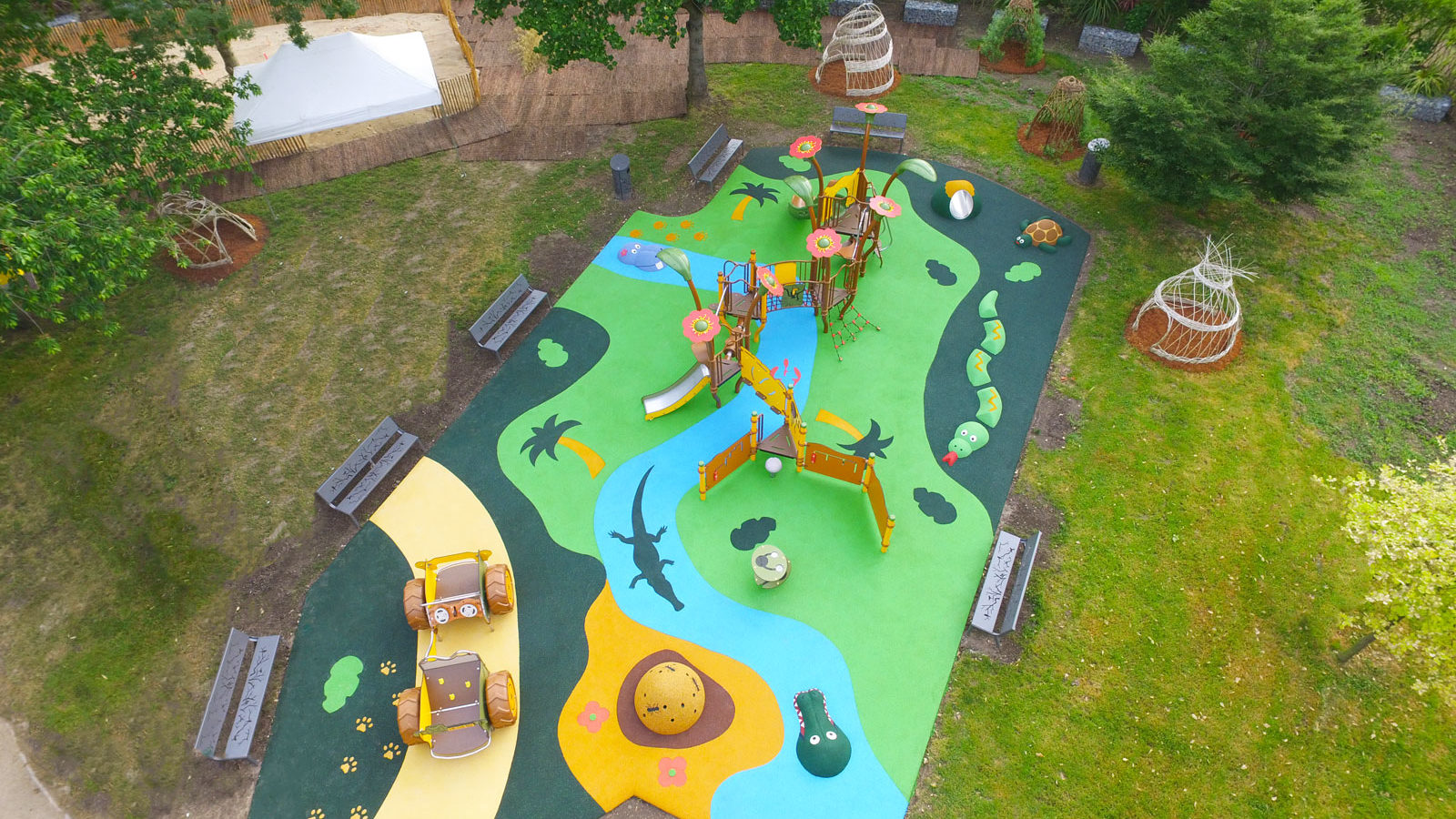 Aire de jeux thématique Terre d'aventure, au parc du Dispensaire, à Sartrouville