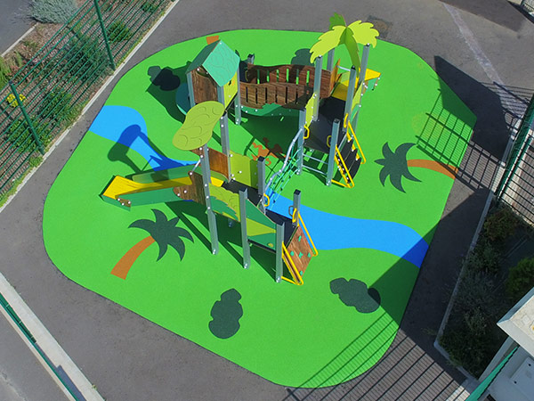 Aire de jeux thématique Jungle Luxuriante à Châtres, avec palmiers, rivière et petit singe en motifs de sol souple