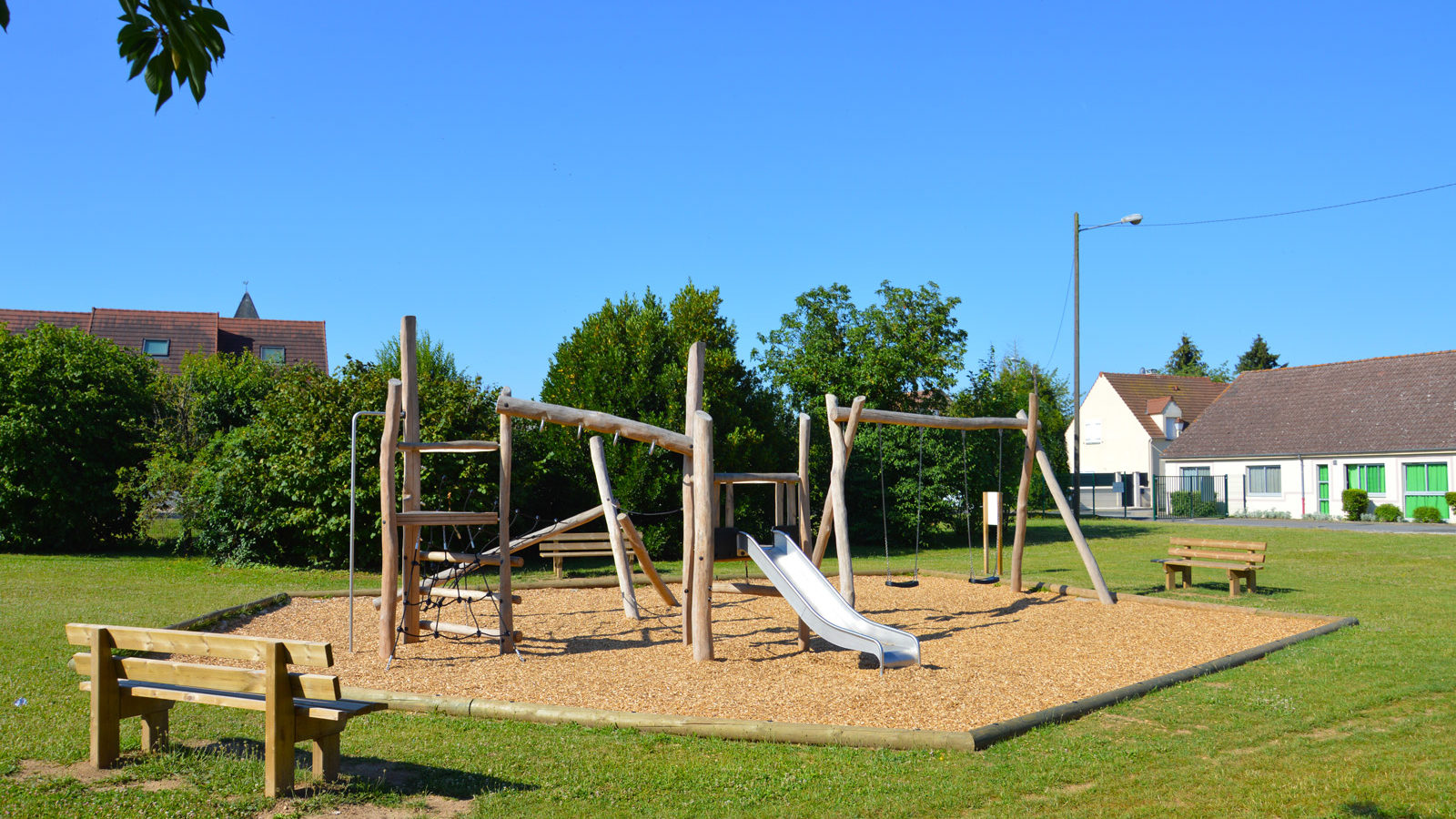 Aire de jeux en bois naturel massif Récré'Action à Isle-Lès-Villenoy